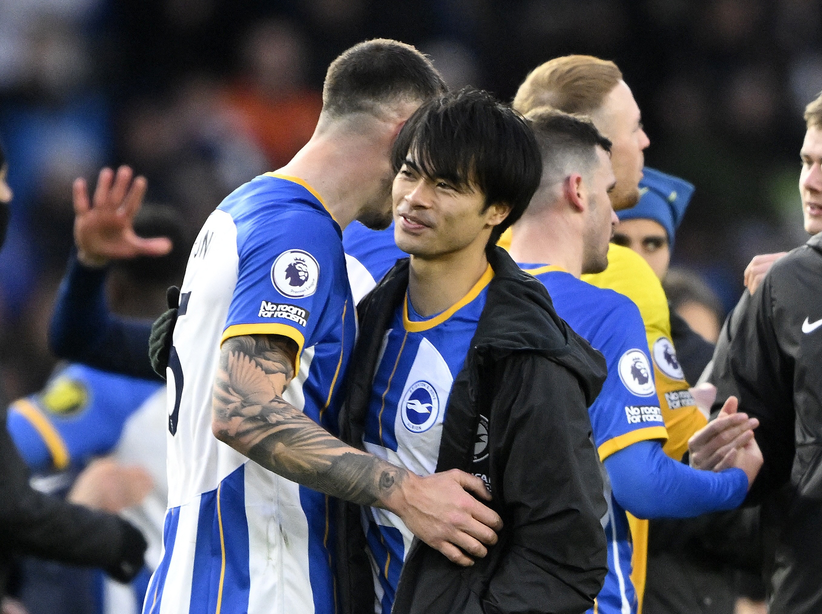 Arsenal nhap cuoc dua chieu mo Mitoma hinh anh