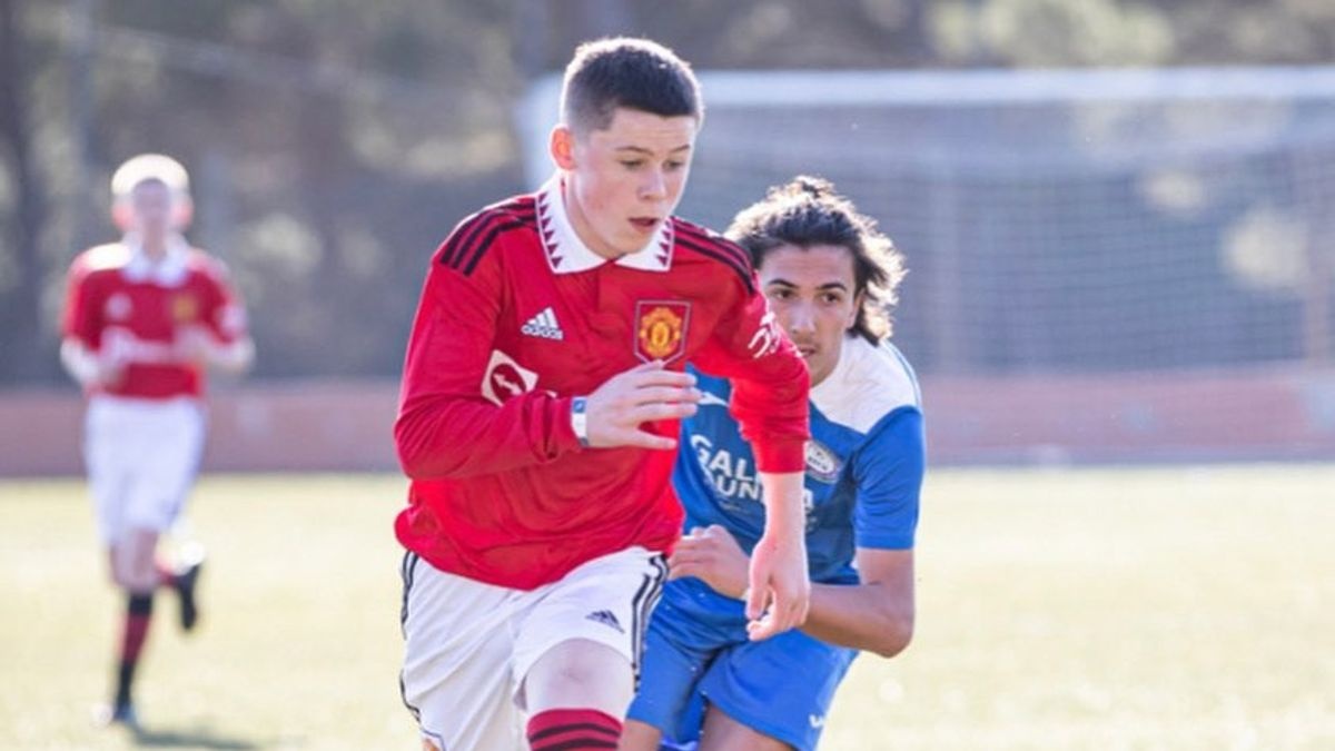 Con trai Rooney thanh hien tuong o doi tre MU hinh anh