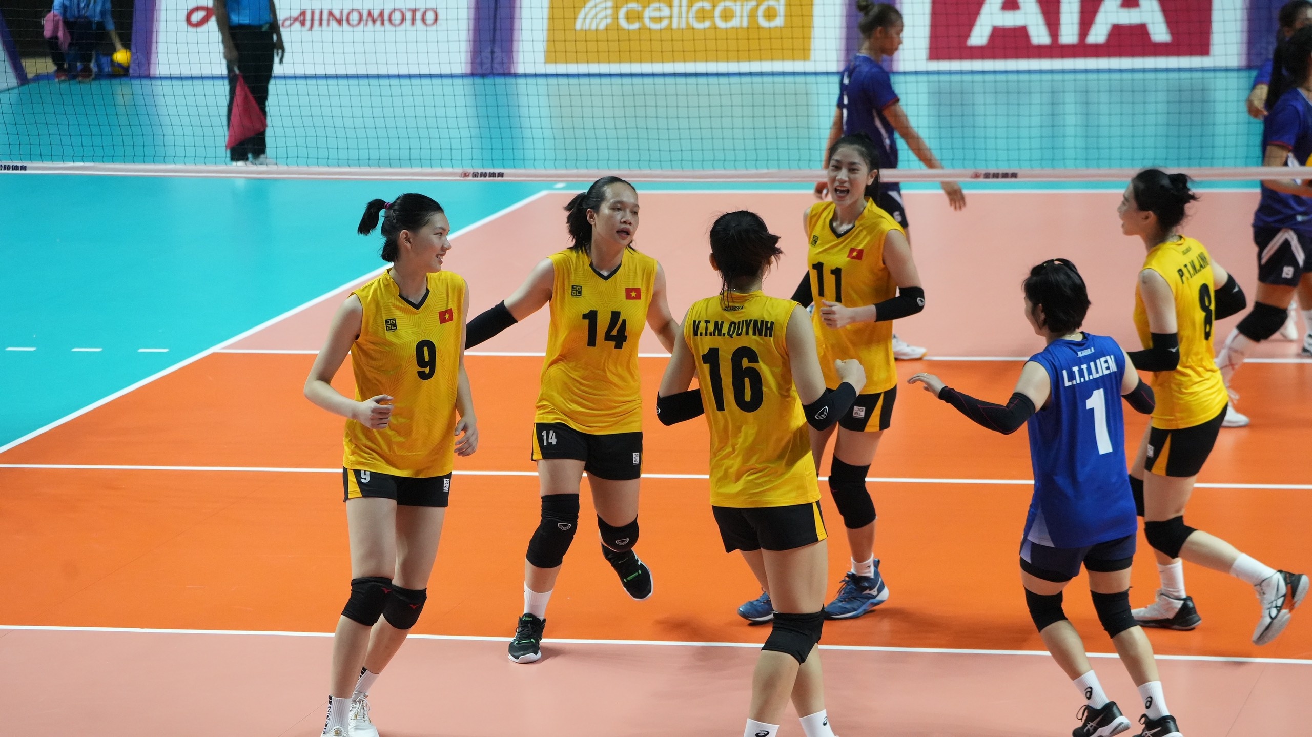 Bong chuyen nu Viet Nam vao ban ket SEA Games 32 hinh anh