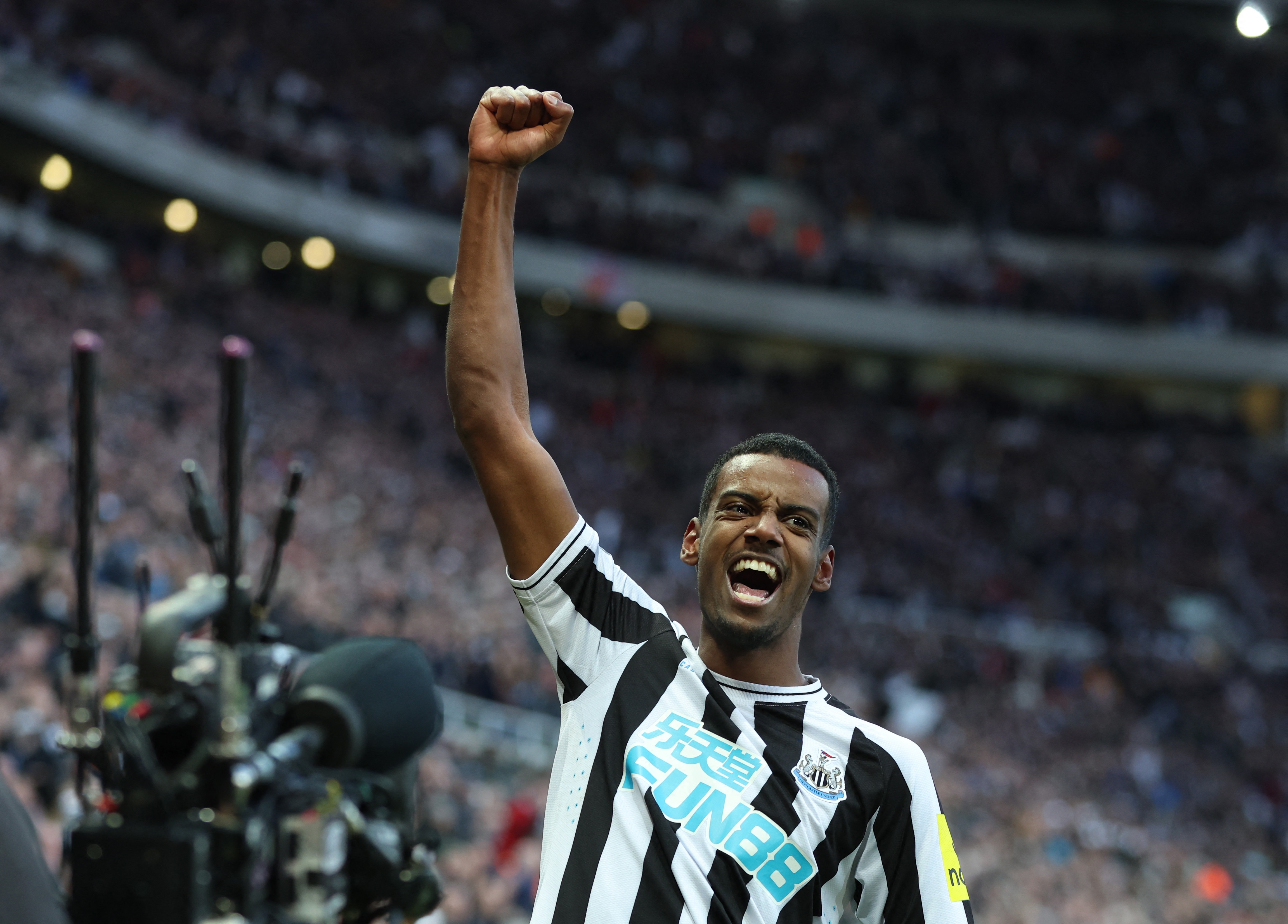 Newcastle pha vo trat tu Premier League hinh anh