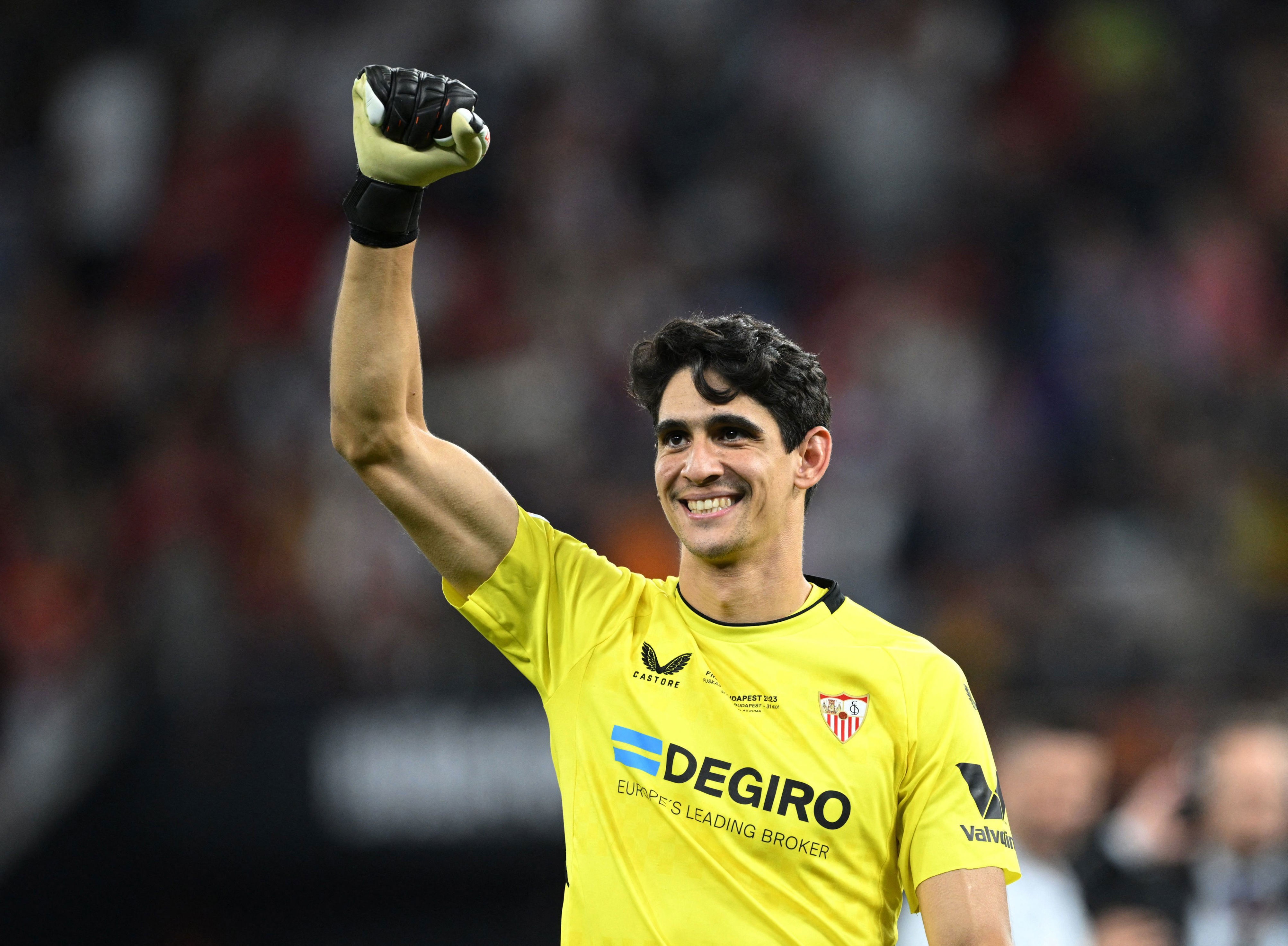 Thu mon Bono tao thien duong thu 7 cho Sevilla hinh anh