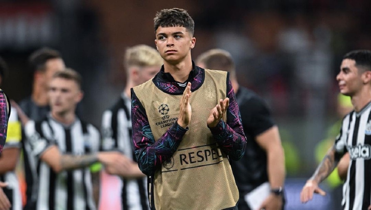 Cau thu sinh nam 2006 lap ky luc o Champions League hinh anh