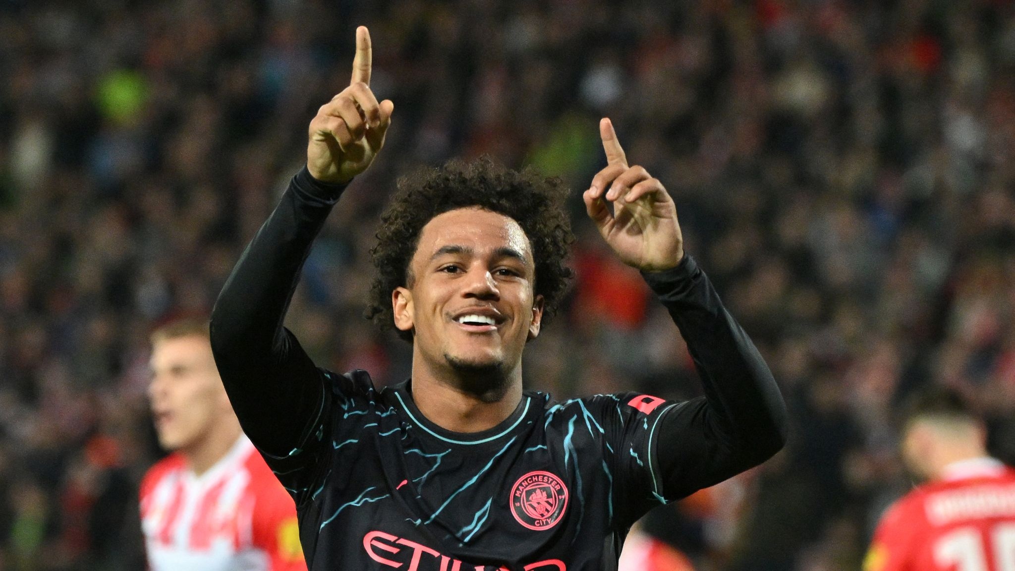 Man City lap ky luc ve tien thuong Champions League hinh anh