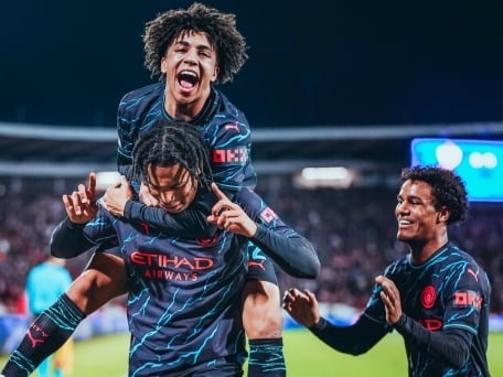 Cau be nhat bong di vao lich su Man City hinh anh