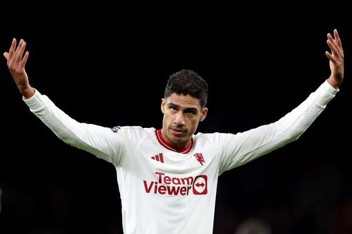 Cu vung tay cua Varane the hien ban linh MU hinh anh