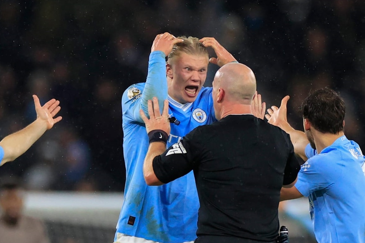 Dalot nhan the do, con Haaland quat trong tai thi khong? hinh anh