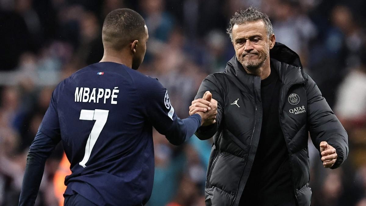 Mbappe va Luis Enrique bat hoa hinh anh