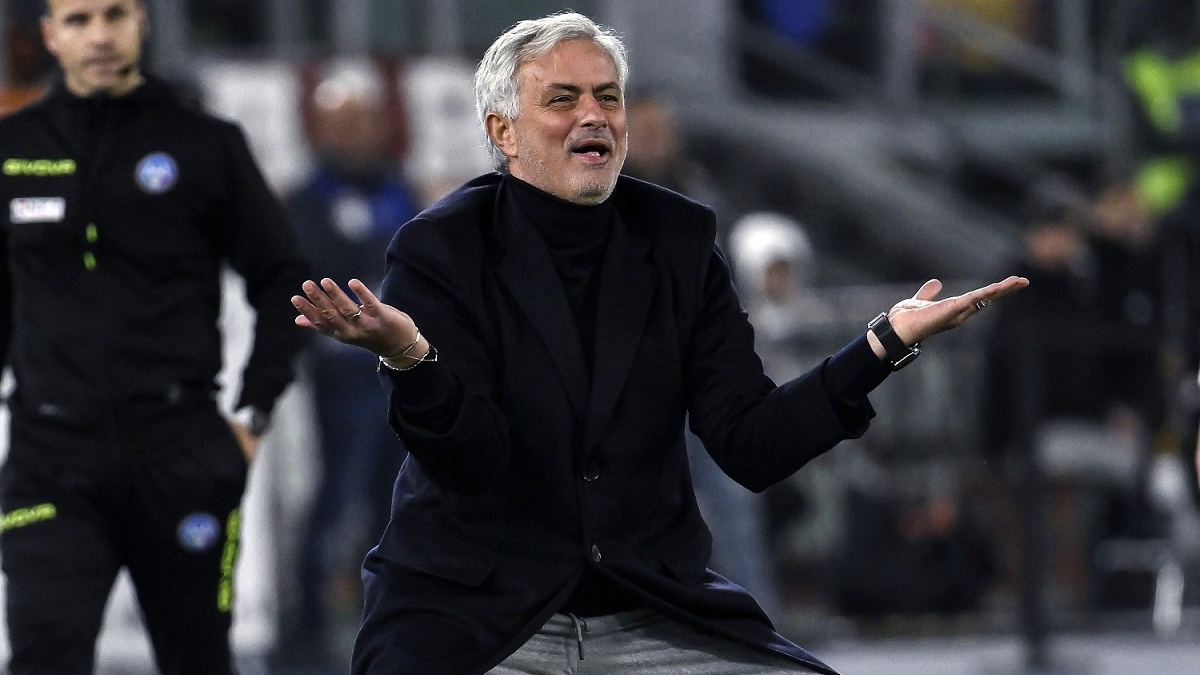 Phan ung cua Mourinho khi Napoli nhan hai the do hinh anh