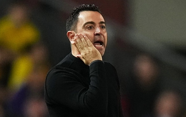 HLV Xavi noi nong, mang trong tai hinh anh