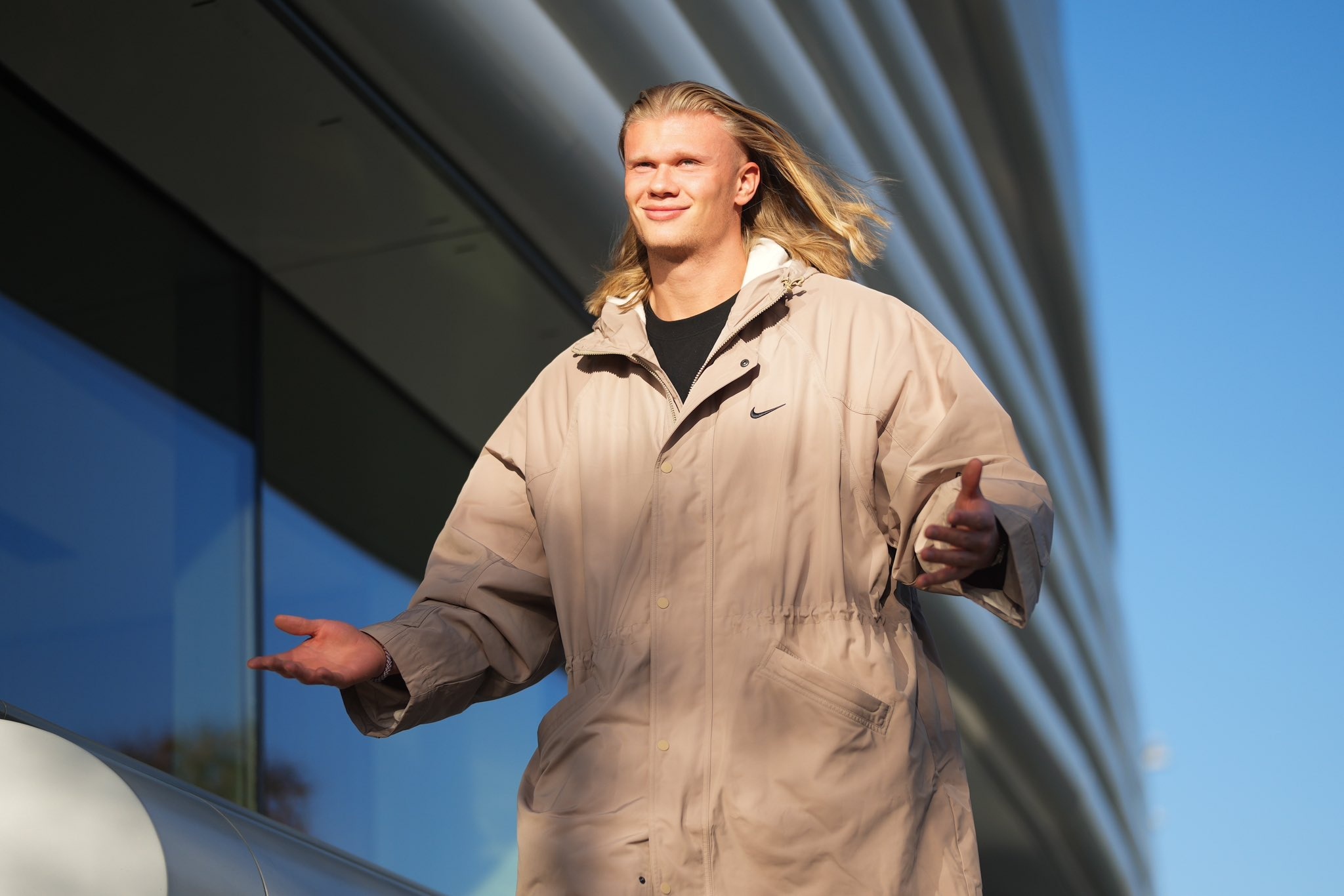 Haaland khac la khi lam nguoi mau anh hinh anh