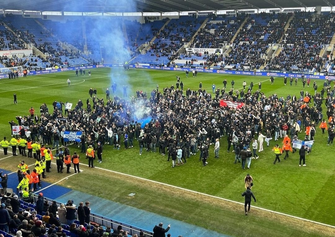 CDV tran xuong san gay bao loan o giai Anh hinh anh