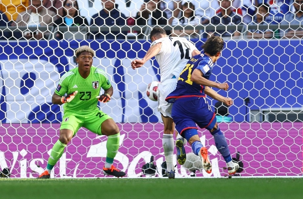 Cu dup cua Aymen Hussein truoc Nhat Ban hinh anh