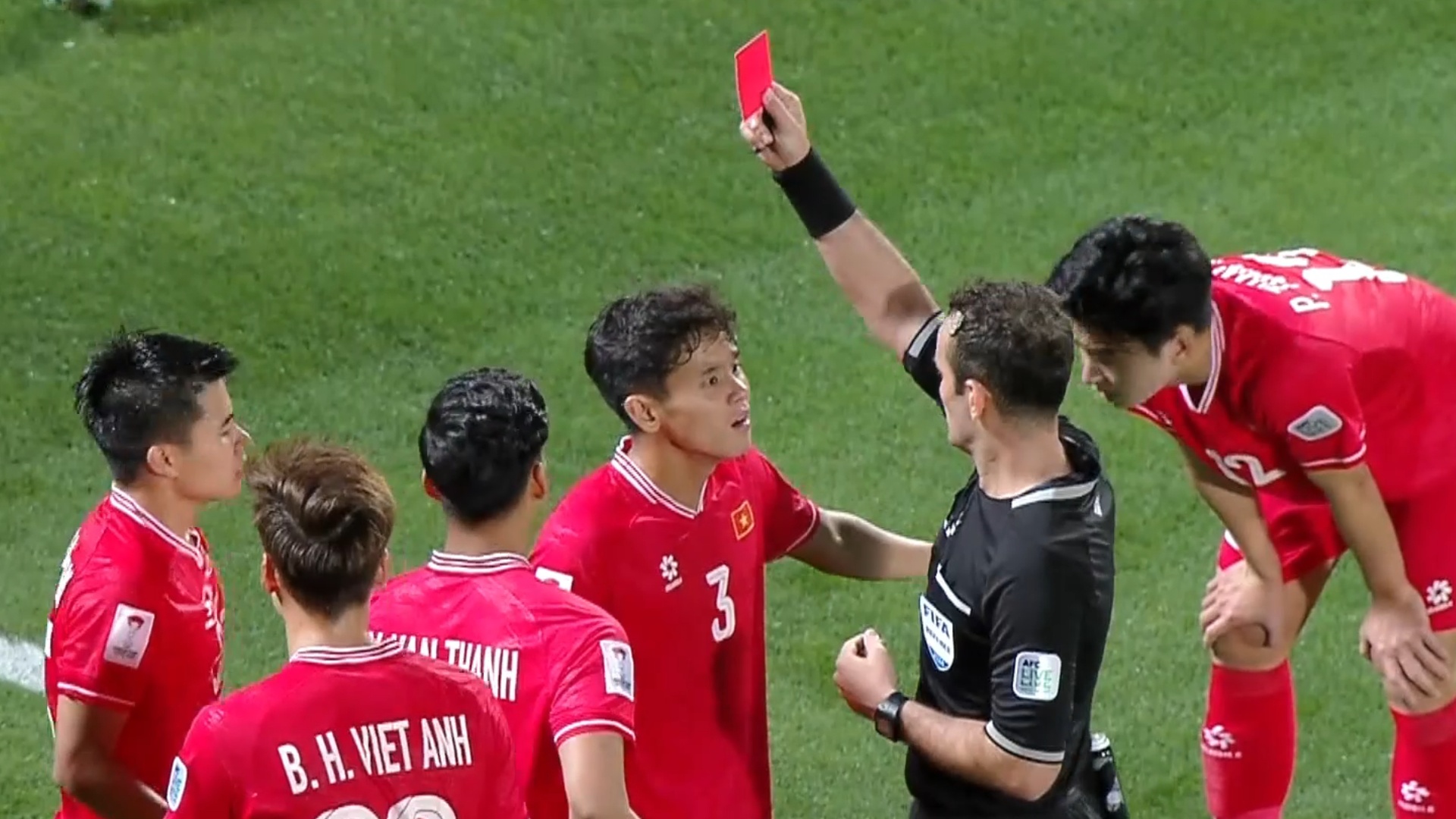 The do dang tiec danh cho Le Pham Thanh long hinh anh