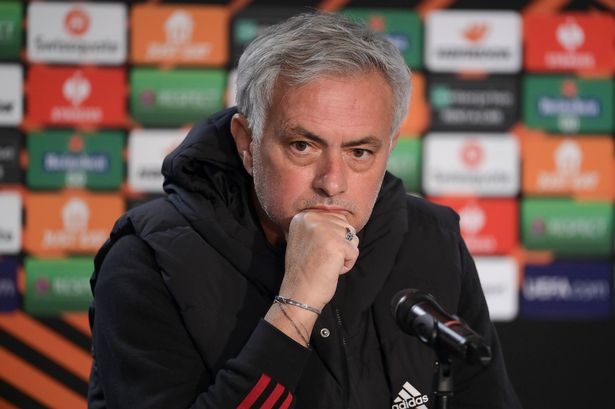 Phan ung cua Mourinho khi duoc hoi ve kha nang dan dat Barca hinh anh