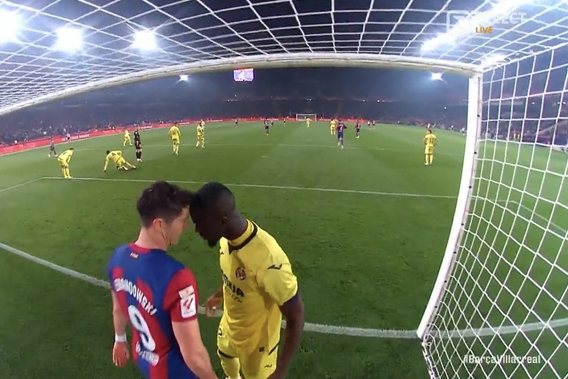 Cuu sao MU huc dau Lewandowski hinh anh