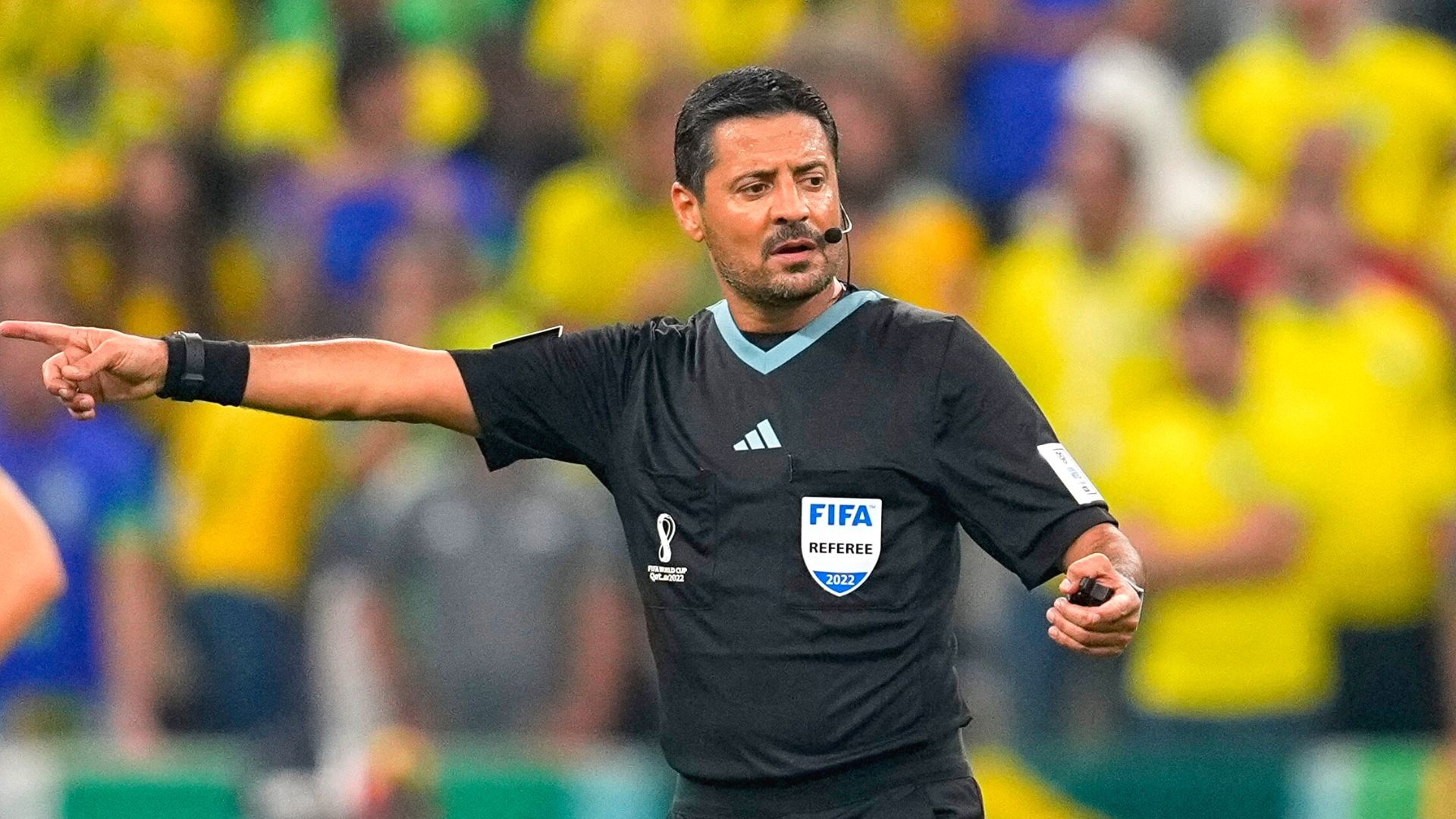 Trong tai gay tranh cai khi duoi cau thu Iraq la ai hinh anh