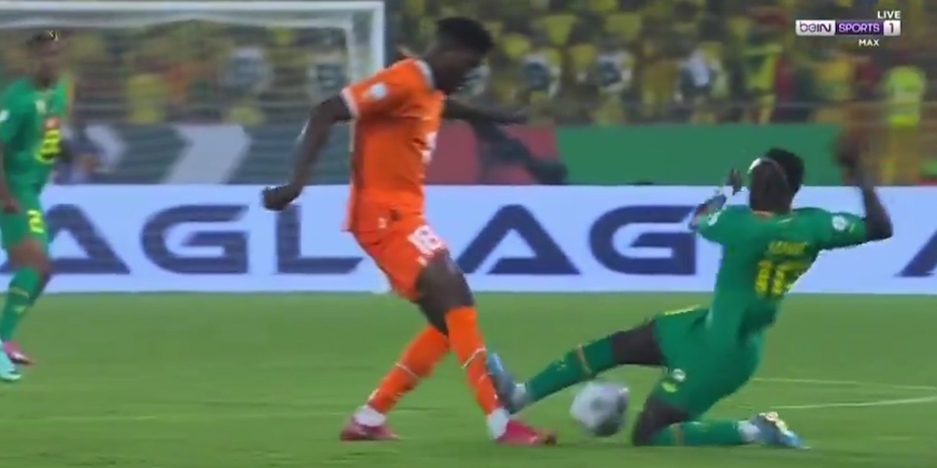 Mane vao bong bang gam giay voi doi thu hinh anh