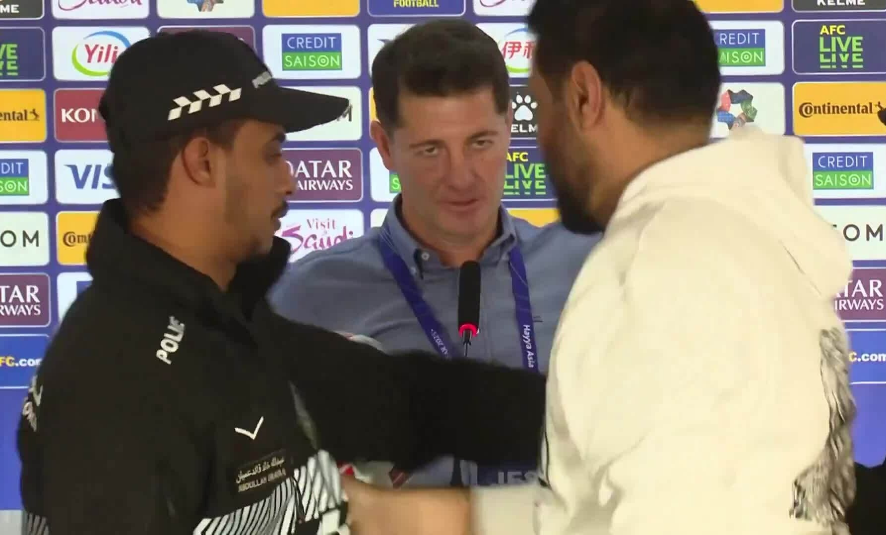 Phong vien tan cong HLV Iraq bi cam vinh vien hinh anh