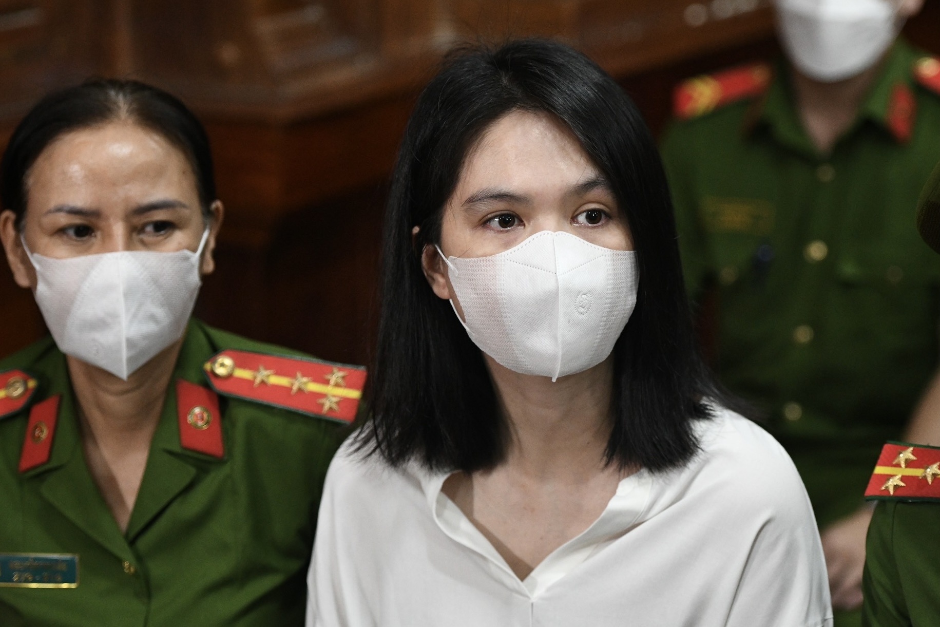 Nguoi mau Ngoc Trinh rung rung nuoc mat tai toa hinh anh