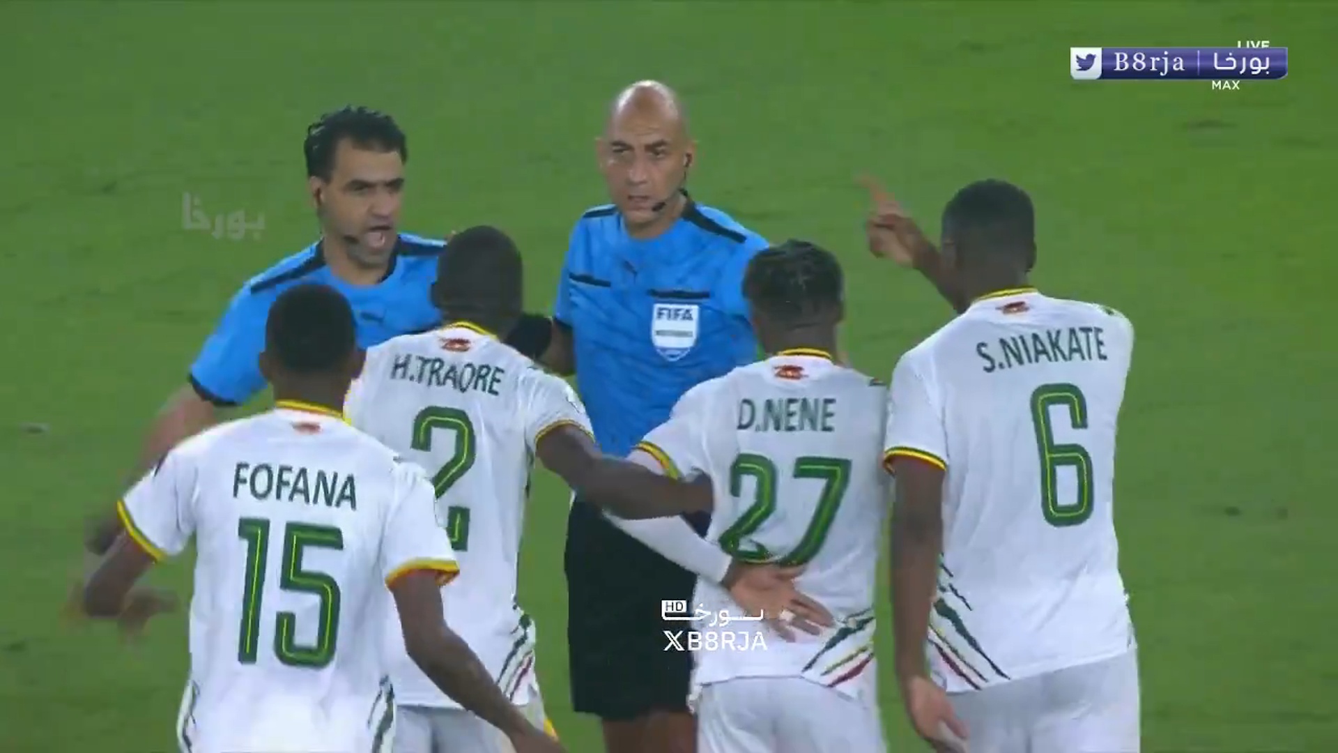 Cau thu Mali phan no, doi danh trong tai hinh anh