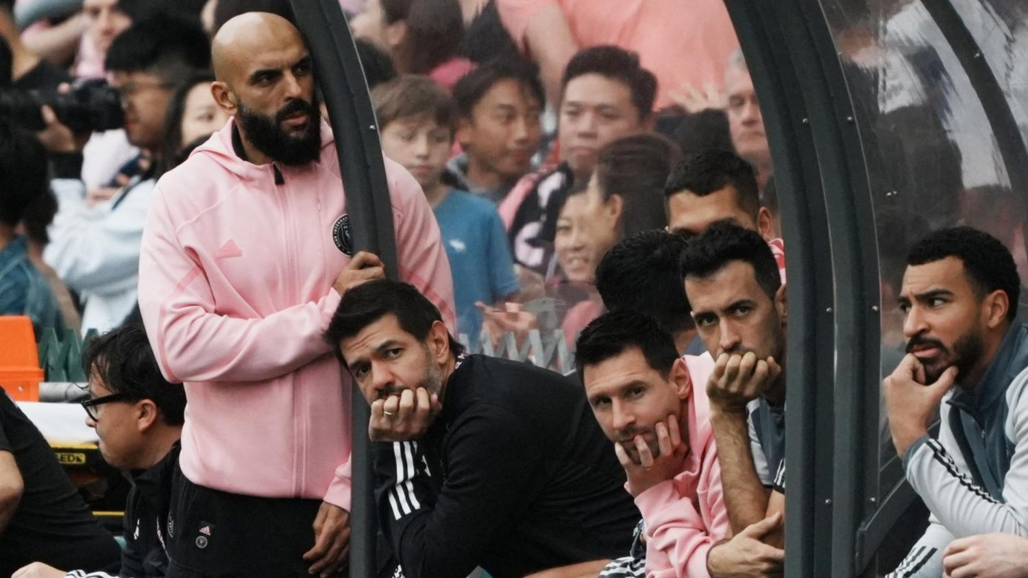 Messi khong ra san, fan doi ban to chuc tra tien lai hinh anh