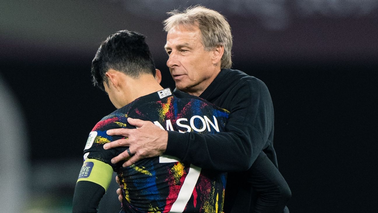 HLV Klinsmann tra loi cau hoi 'co tu chuc khong' hinh anh