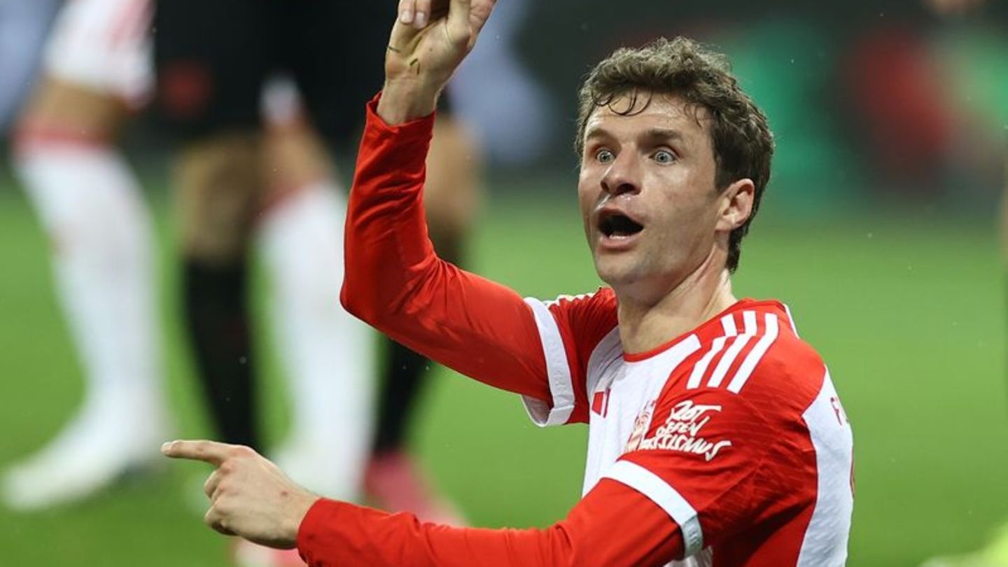 Muller noi gian voi cau thu Bayern hinh anh