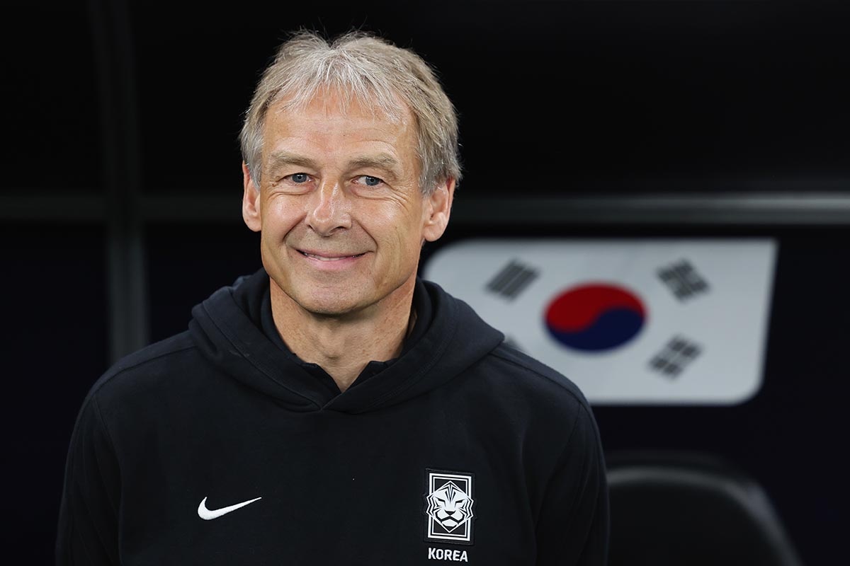 HLV Klinsmann lai gay phan no hinh anh