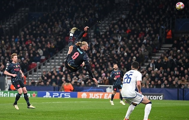 Haaland gay sot voi pha bat nhay volley hinh anh