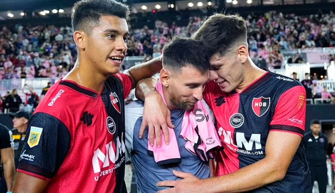 Messi lai gay sot trong tran gap Newell's Old Boys hinh anh