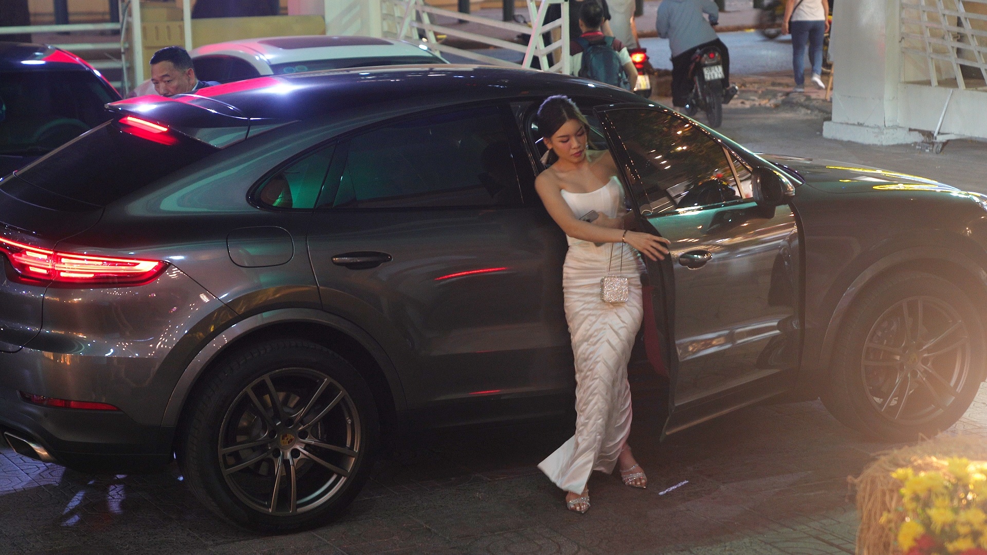 Dang Van Lam cam lai SUV gia hon 8 ty dong du gala QBV hinh anh