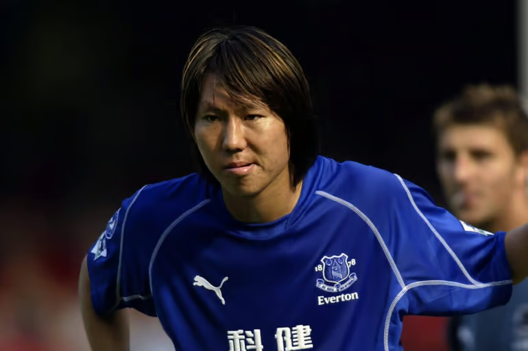 Dong doi cu soc khi biet Li Tie ngoi tu hinh anh