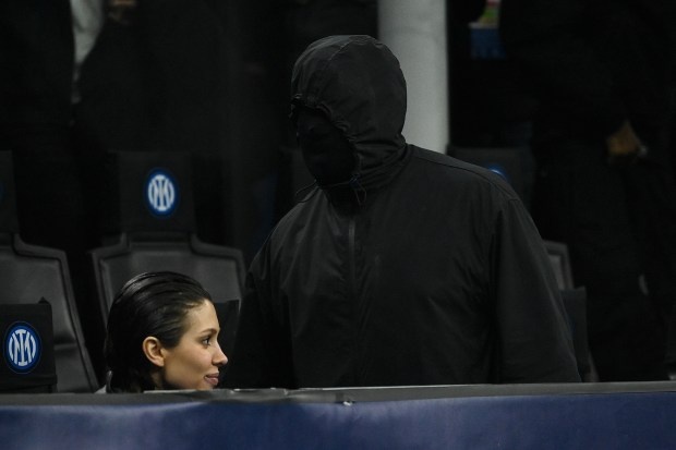 Trang phuc quai di cua Kanye West o San Siro hinh anh