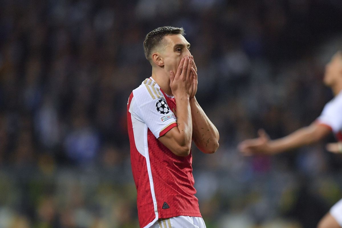 Arsenal nhan bai hoc dat gia tu Porto hinh anh