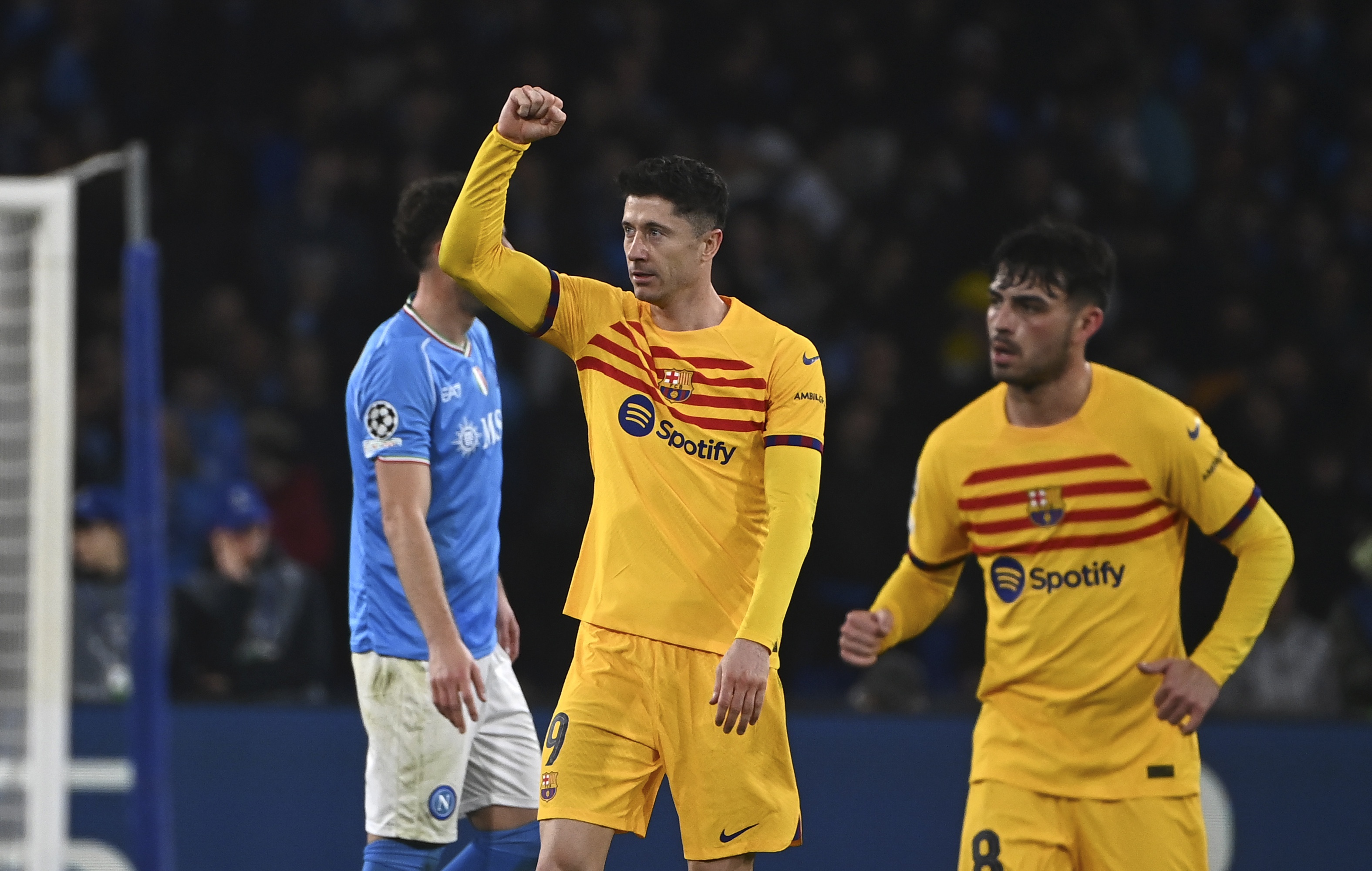 HLV Xavi gay tranh cai voi phat bieu ve Lewandowski hinh anh