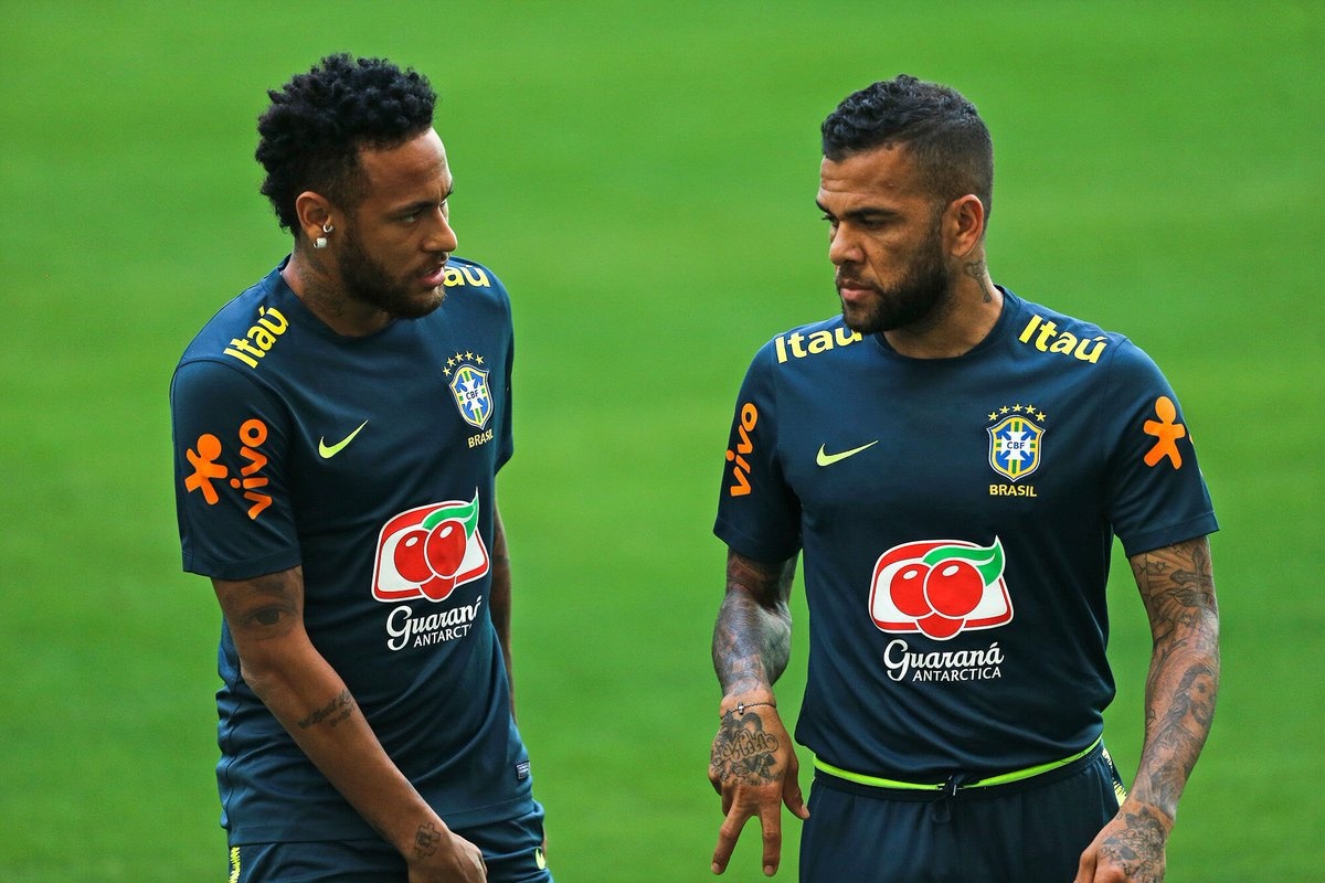Neymar gui tien giup do Dani Alves hinh anh