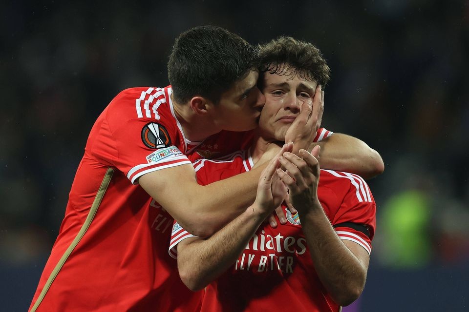 Khoanh khac lay di nuoc mat sau tran dau tai Europa League hinh anh