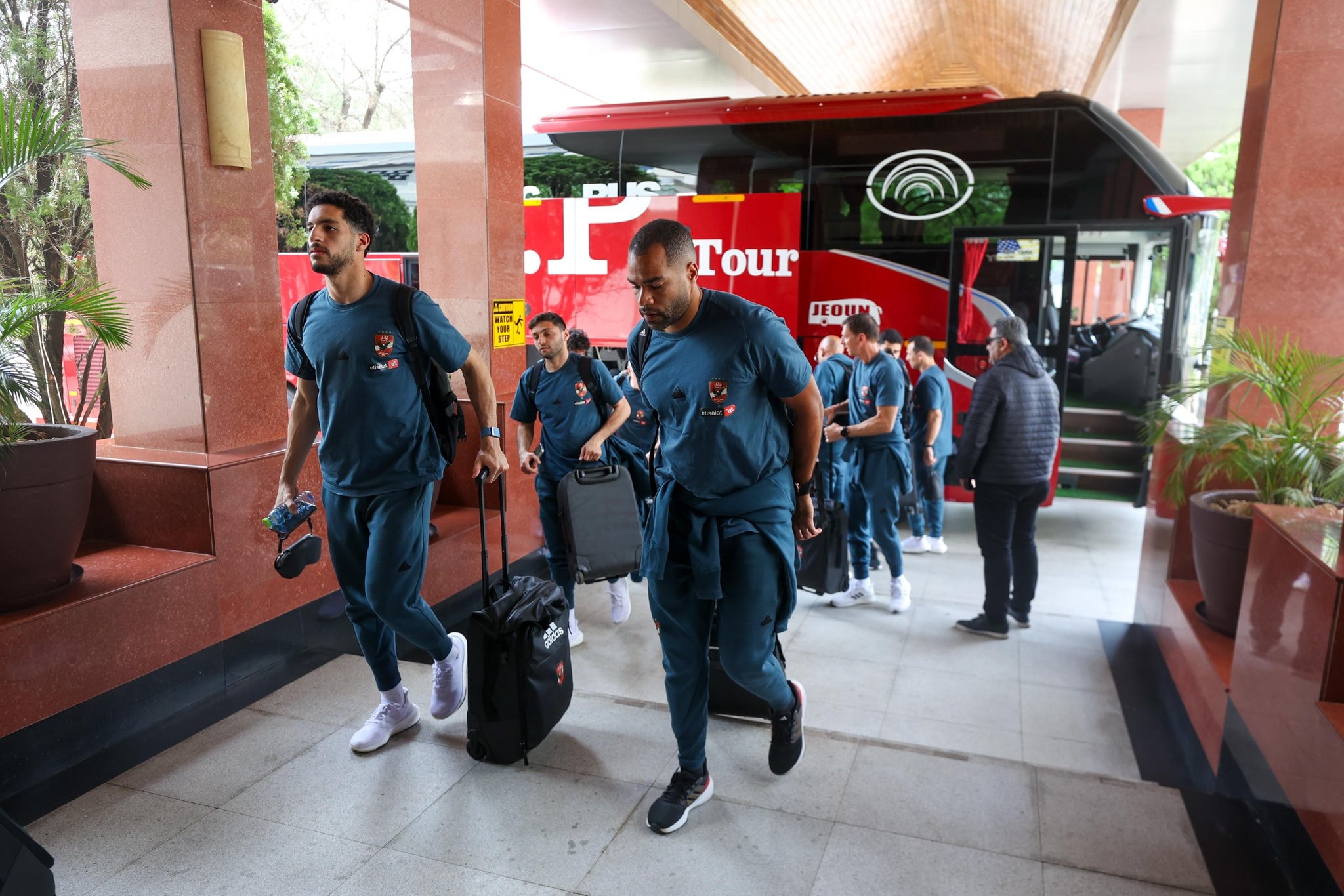 Doi chau Phi dem gao va nuoc khi thi dau san khach hinh anh