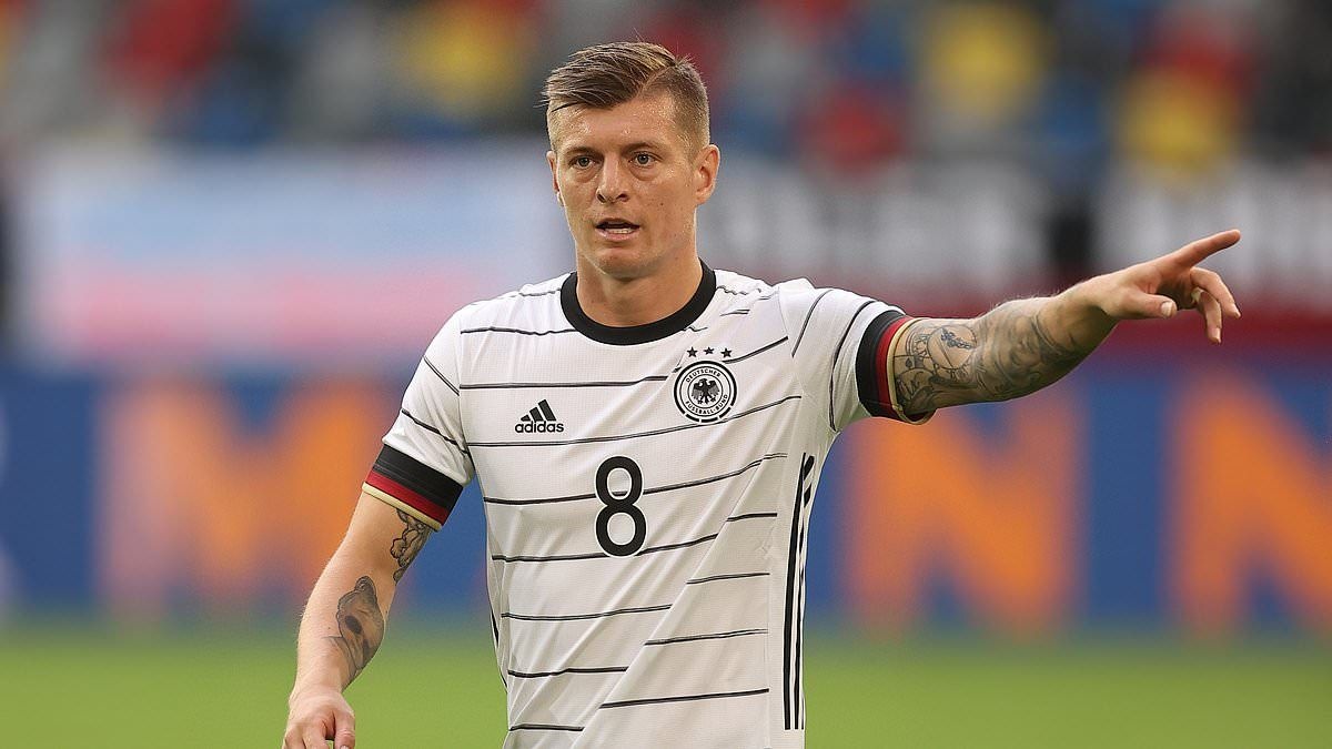 Voi Kroos, tuyen Duc gio co sieu doi hinh dang so hinh anh