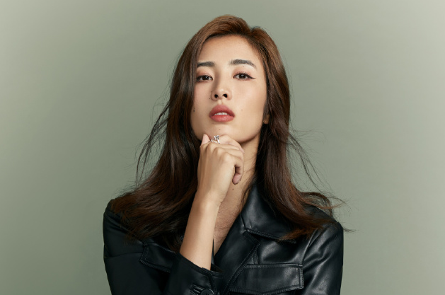 Nguoi dep bong da Trung Quoc khoc vi bi bat nat tren mang hinh anh