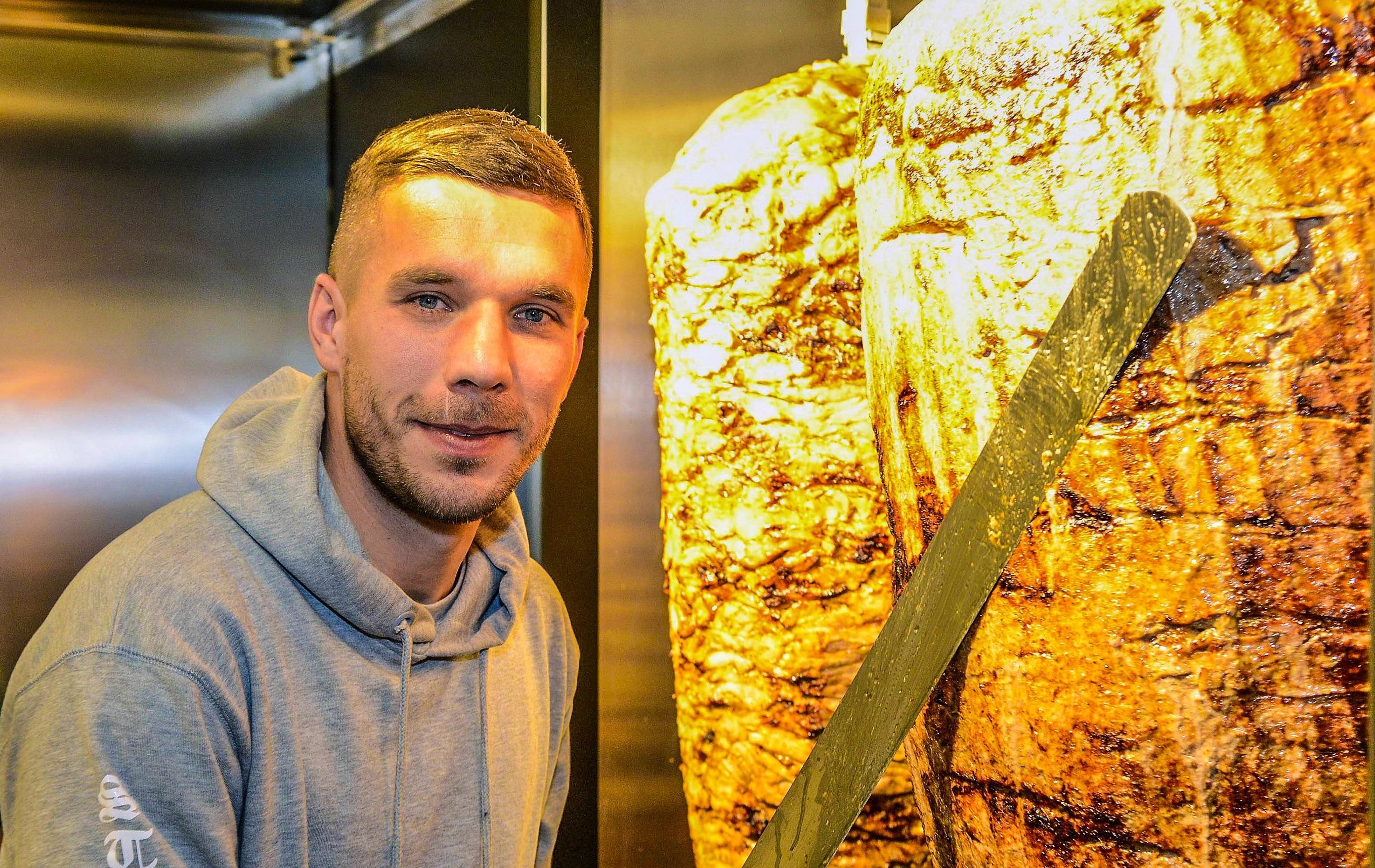 Podolski kiem bon tien nho ban banh mi kebab hinh anh