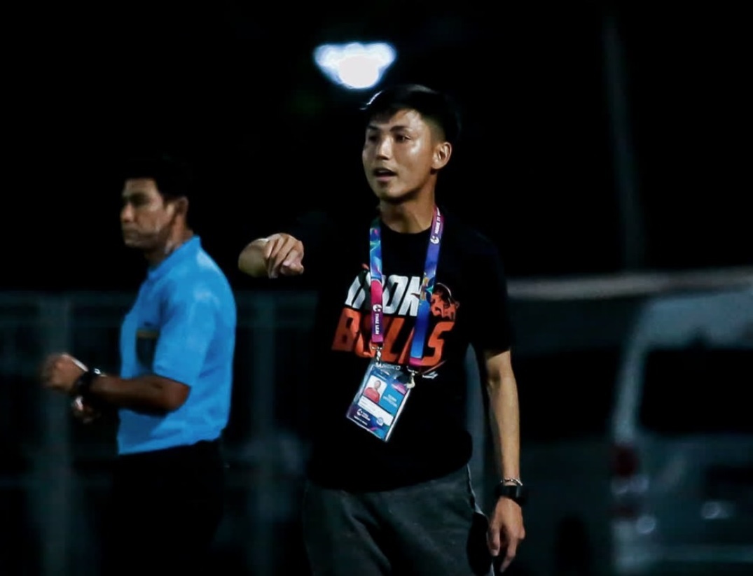 HLV 27 tuoi tao cu soc o bong da Thai Lan hinh anh