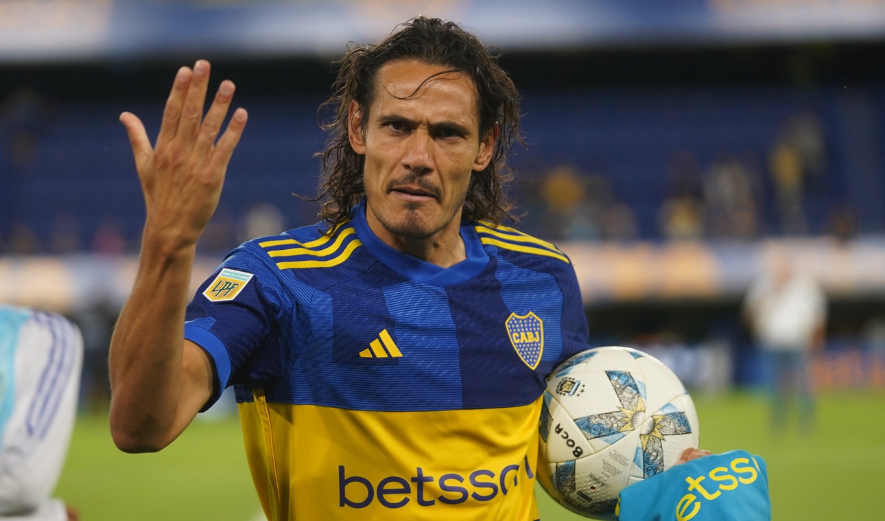 Cavani lap hat-trick o tuoi 37 hinh anh