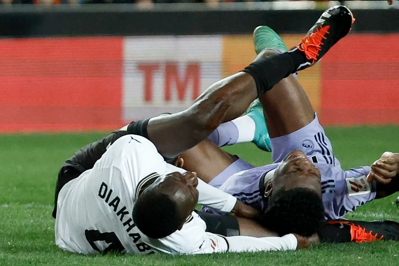 Sao Valencia kho thi dau lai sau tai nan kinh hoang hinh anh