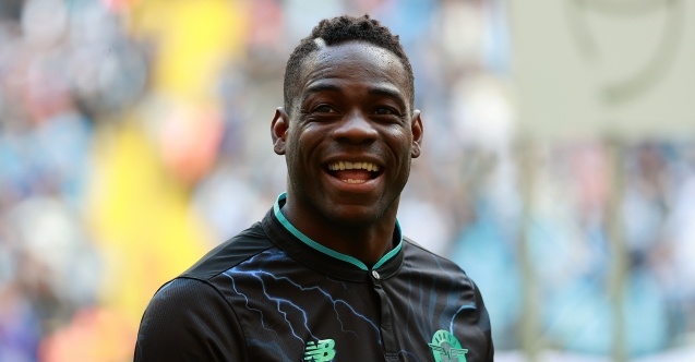 Balotelli dot phao doa dong doi hinh anh