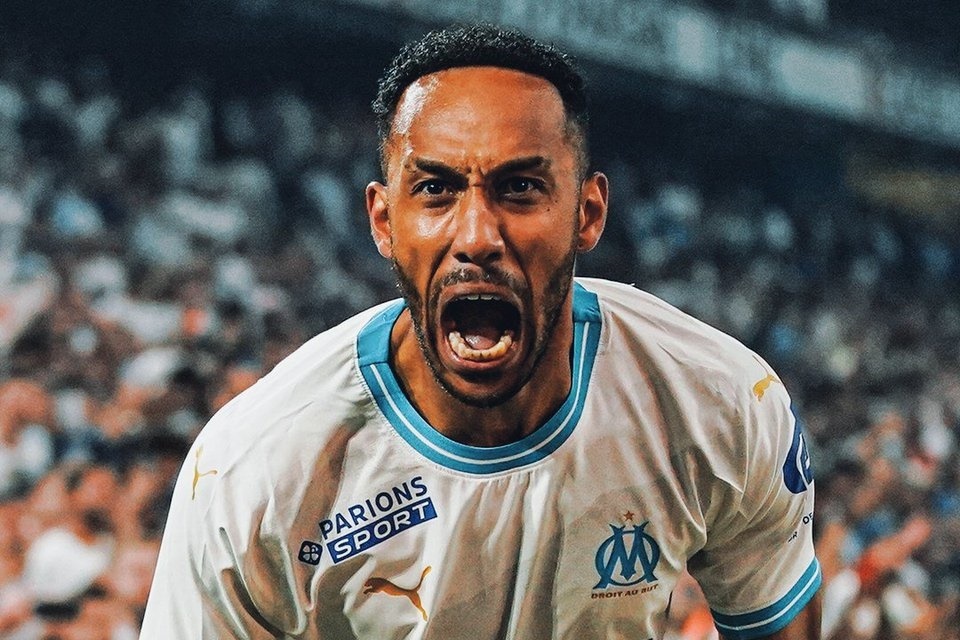 Nga mu truoc Aubameyang hinh anh