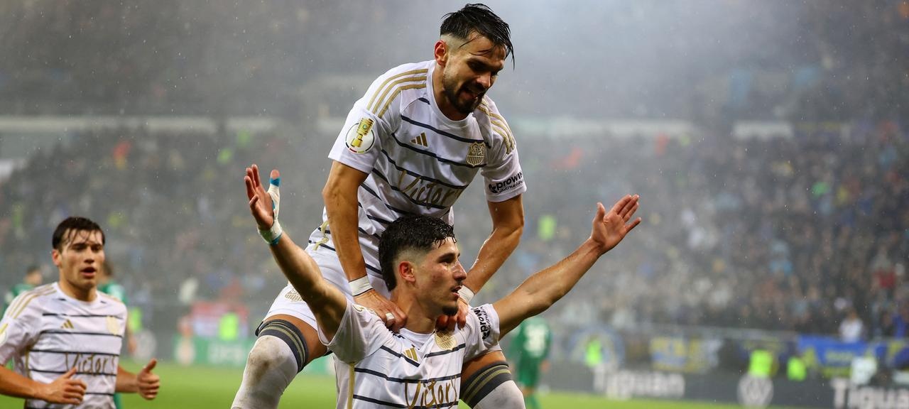 Doi bong vo danh tao con dia chan o Cup Quoc gia Duc hinh anh