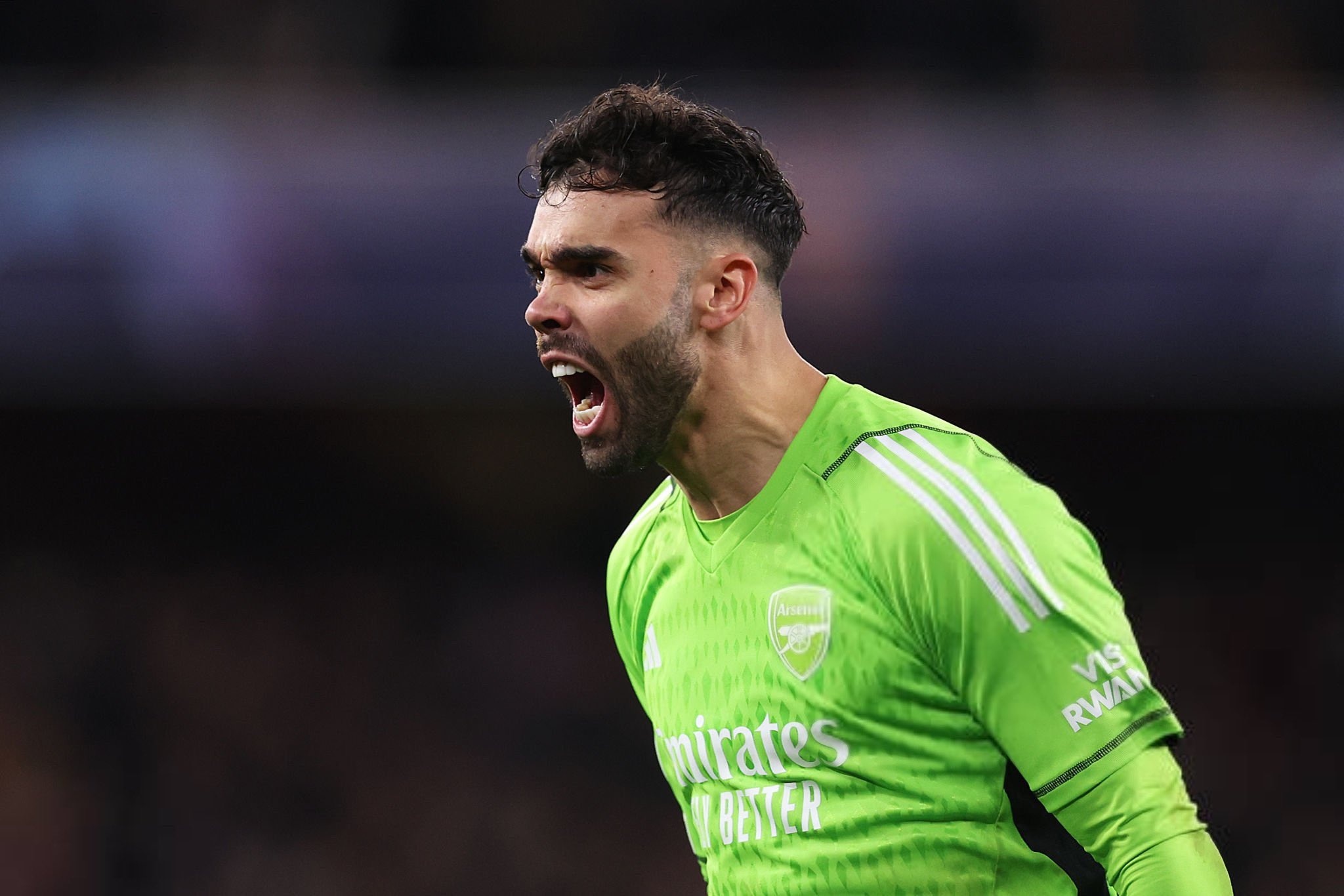 Ban tay ngoai co cua Raya giup  Arsenal bay cao hinh anh