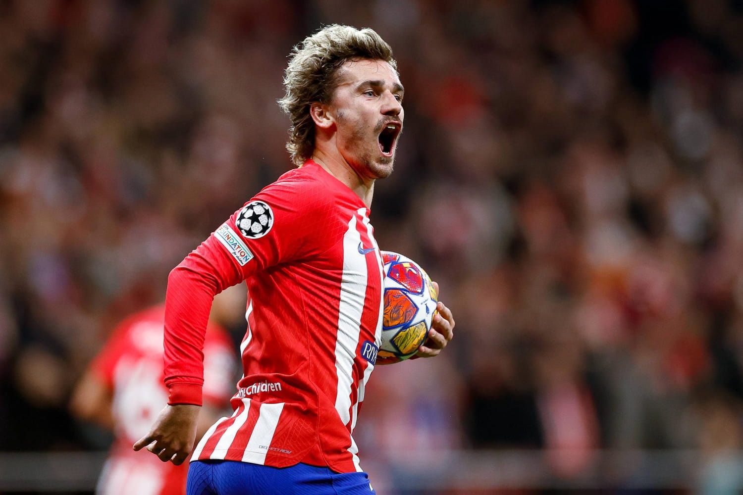 Griezmann che nhao Sanchez hinh anh