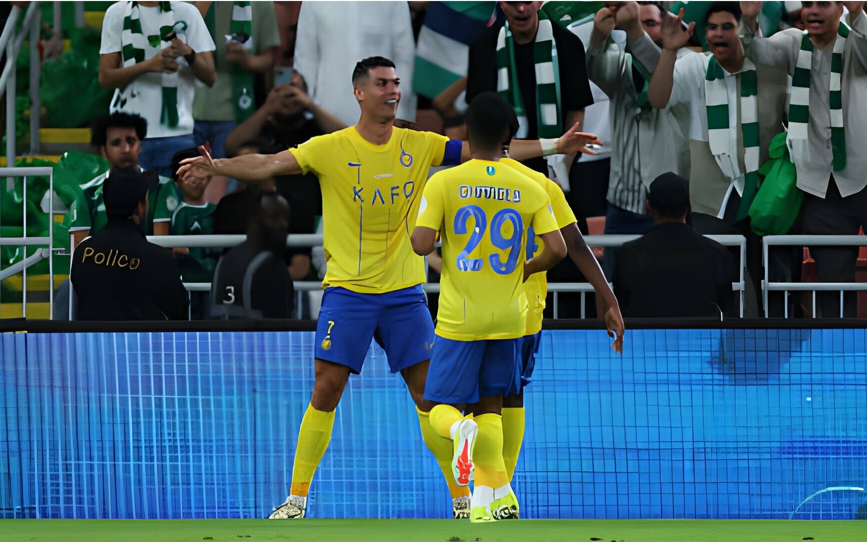 Ronaldo bi nem chai khi an mung Siu hinh anh